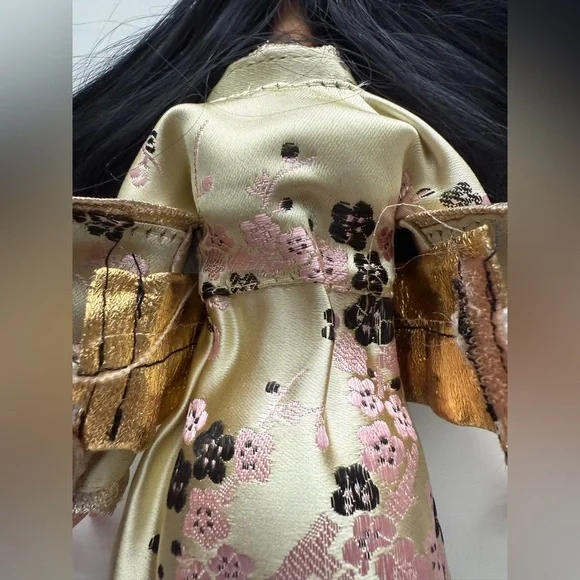 1999 Mattel Japanese Barbie Doll - Picture 6 of 11